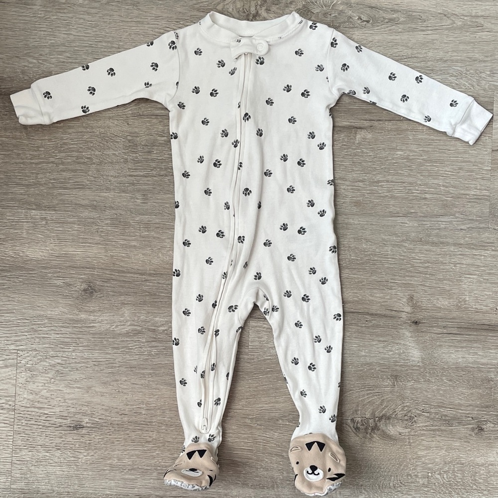 Carter’s Tiger paw print sleeper size 12 months